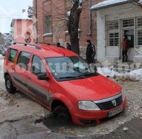 Кола пропадна в улична дупка, ВиК я изтегли, за да отпуши трафика