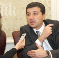 Стойнев: Ще внасяме катарски втечнен газ, искаме участие в проекти за световното