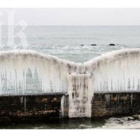 Ледени скулптури вае морето край Варна (уникални снимки)