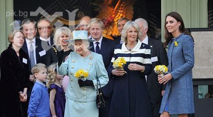 кралският скандал разгаря камила поиска кейт направи днк тест дали бебето уилям