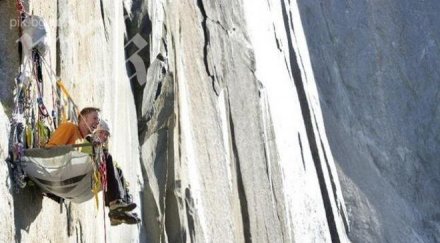 съпрузи правят пикник висейки стотици метри земята снимки видео