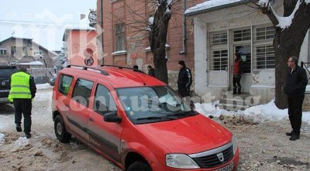 кола пропадна улична дупка вик изтегли отпуши трафика