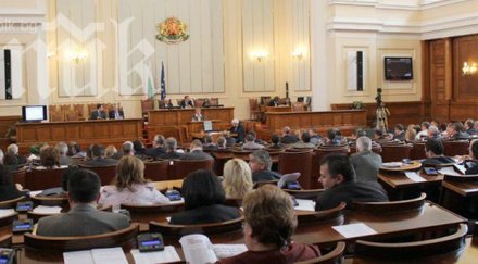 нова тактика заради хроничната липса кворум обсъждаме гласуваме