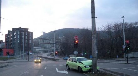 умен стълб пази сблъсък автомобили