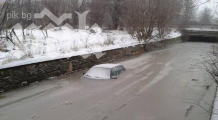 наводнен канал погълна кола варна