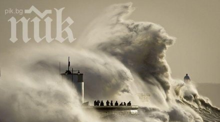 ужас вижте морето изненадващо погълна мъж видео