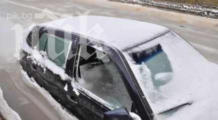 потъналата кола варна замръзна шофьорът разбил стъклото спаси снимки