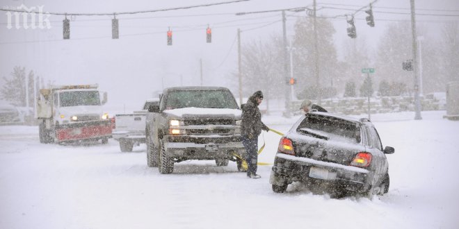 Снежна буря връхлетя САЩ и предизвика хаос по пътищата