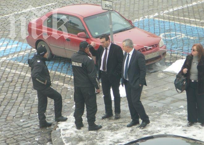 Супер скандал! Фандъкова закопча автомобилите на депутатите, Мая Манолова прекрати работата на парламента заради скобите