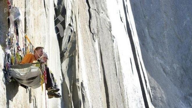 Съпрузи си правят пикник, висейки стотици метри над земята (снимки + видео)