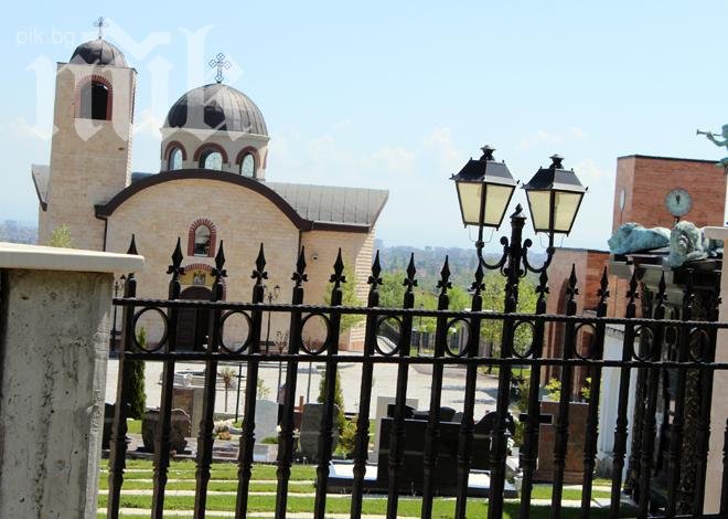 Крадци атакуваха гробище в търсене на телевизори