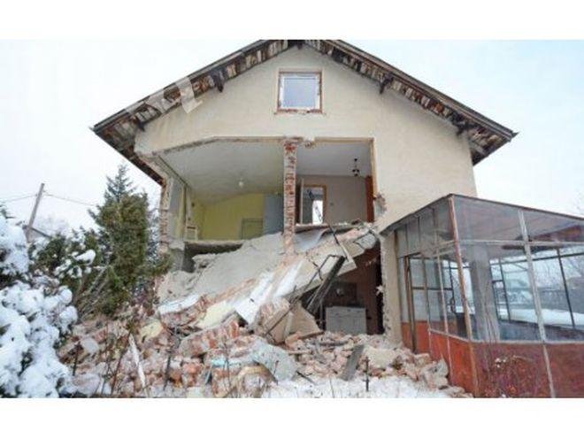 Кошмар! Къща в Симеоново рухна, след като некадърни майстори сменяли дограмата (снимки)
