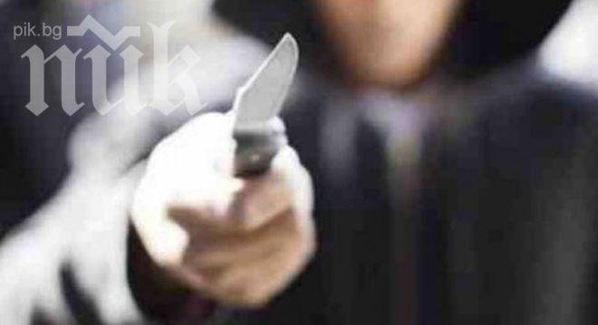Нападнаха с нож двама ученици на спирка в София