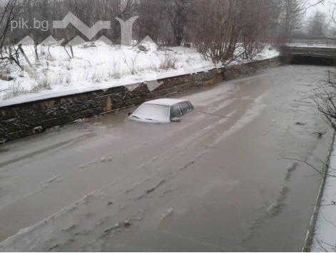 Наводнен канал погълна кола във Варна 