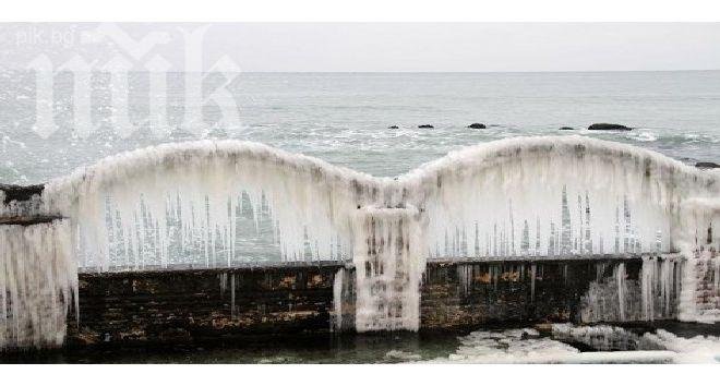 Ледени скулптури вае морето край Варна (уникални снимки)