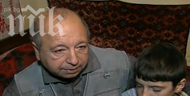 Баща шие обувките на децата си, за да ходят на училище