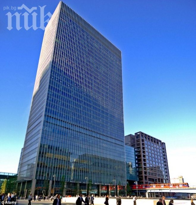 Шок! Топ банкер скочи от офиса си в небостъргач
