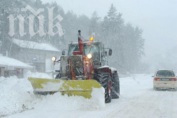 Снежен ад във Варненско, спасяват майка и бебе в преспите
