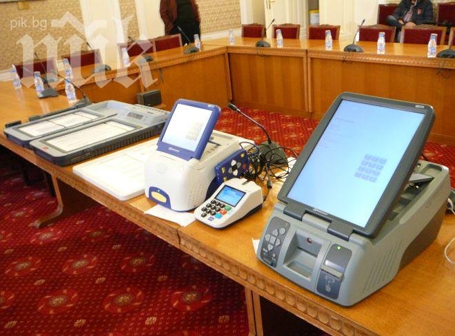 Представиха машина за гласуване, Мая Манолова малко се стъписа