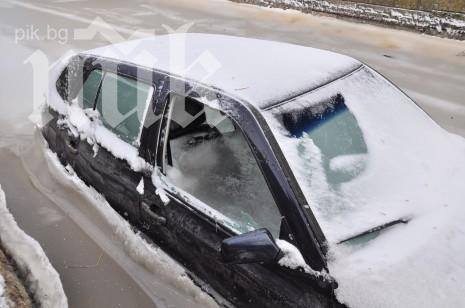 Потъналата кола във Варна замръзна! Шофьорът разбил стъклото, за да се спаси (снимки)
