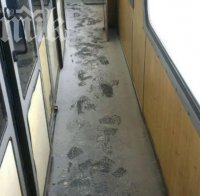 Срамота! В изтърбушените родни влакове вали сняг, натрупват преспи (буквално)! А от днес БДЖ вдига цените на билетите! (снимки)