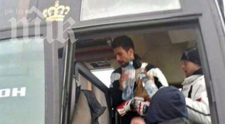 ноле джокович помага заседнали преспите сърбия