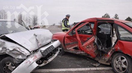 адски челен сблъсък враца петима дете болница