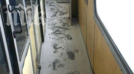 срамота изтърбушените родни влакове вали сняг натрупват преспи буквално бдж вдига цените билетите снимки