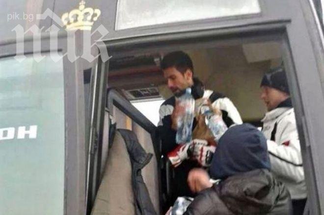 Ноле Джокович помага на заседнали в преспите в Сърбия