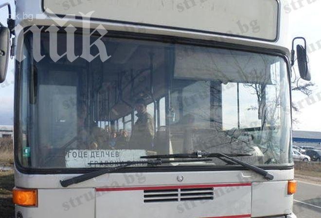 Шофьор на автобус се вбеси, заряза пътниците си в студа