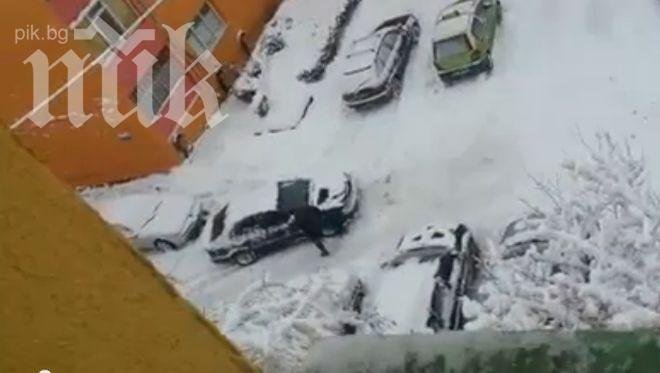 Вижте как румънец запали колата си (уникално видео)