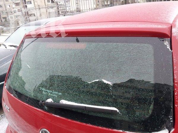 Вандали изпочупиха стъклата на над 10 автомобила на паркинг в Бургас (снимки)