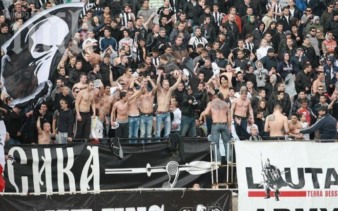 Феновете на Локо Пд скочиха на вътрешния министър