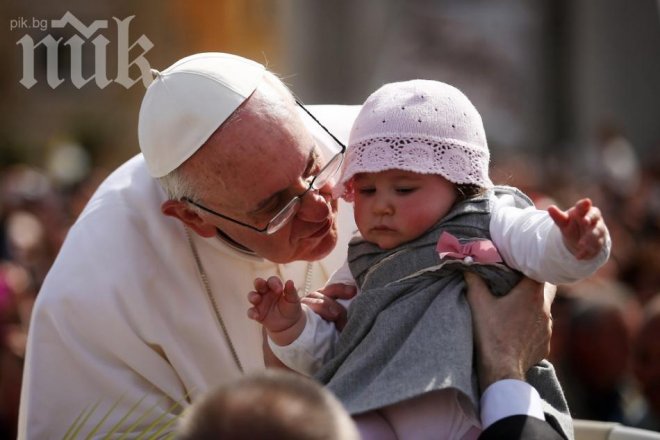 Молят папа Франциск да не пуска гълъби