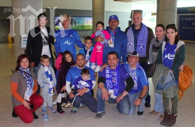 Фенове посрещнаха с овации Левски в Кипър, снимаха се с Йовов и Божинов