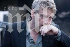 Нашенец в ролята на гард на Кенет Брана