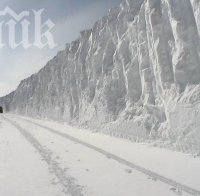 Странно явление! Нетопящ се сняг затрупа САЩ! (видео)