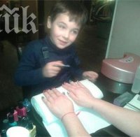 Синът на Жени Калканджиева лакира ноктите й