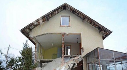 събориха изцяло къщата срутила строители симеоново