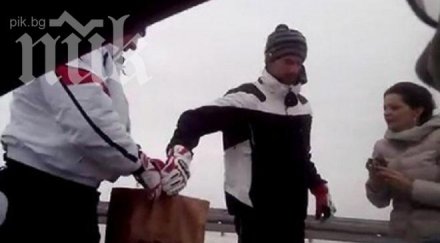 джокович помогна закъсали снежна буря хора сърбия видео