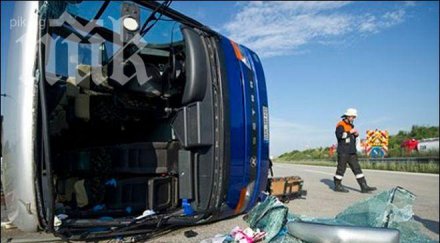 автобус управляван жена преобърна деца ранени