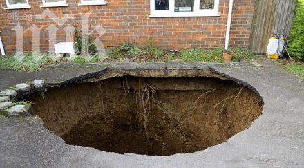 гигантска дупка погълна кола дома семейство уникални снимки