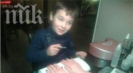 синът жени калканджиева лакира ноктите