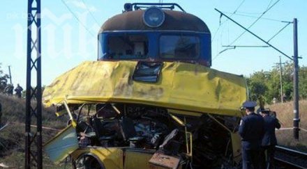 зловеща катастрофа украйна влак помете автобус поне загинали