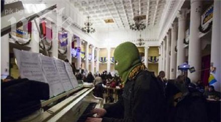 маскиран мъж пианист превърна емблема протестите киев