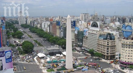 протестиращи раниха петима полицаи