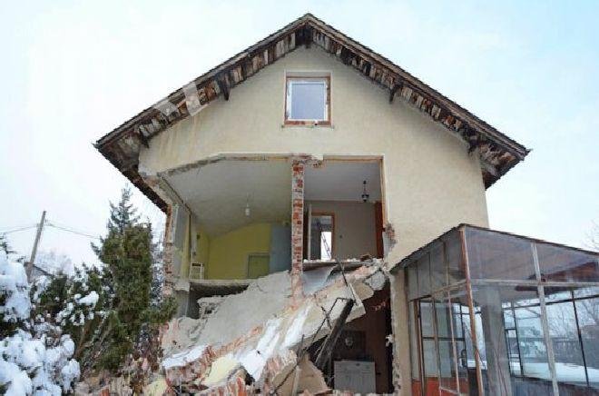 Събориха изцяло къщата, срутила се върху строители в Симеоново