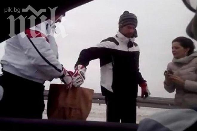 Джокович помогна на закъсали в снежна буря хора в Сърбия (видео)