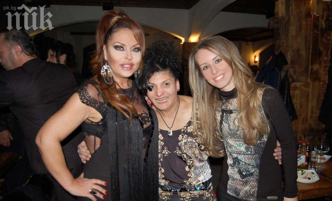 Ивана опипва голи мъжаги за 45-я си юбилей (снимки)
