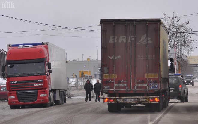 Турция и България затвориха границите си за товарни автомобили